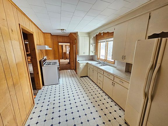 2nd image of 400 2nd St SW