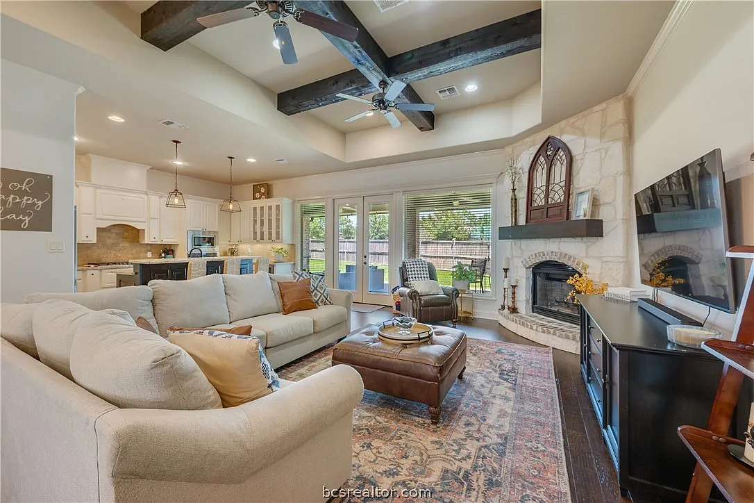 4 bed, 2304 sqft, $3,100 — Photo 4