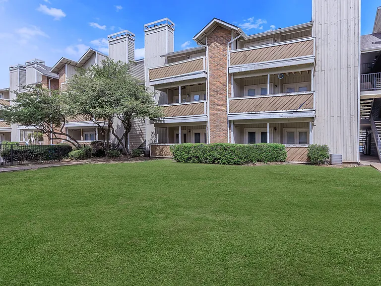 Lincoln Glens Apartments — Photo 16