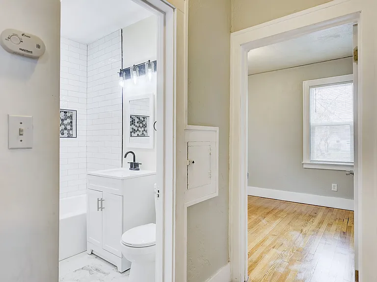 338 E Webster Ave — Photo 15