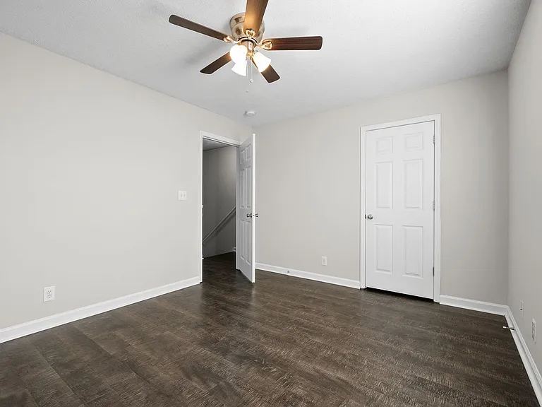 Executive Avenue-249 (x4) — Photo 23
