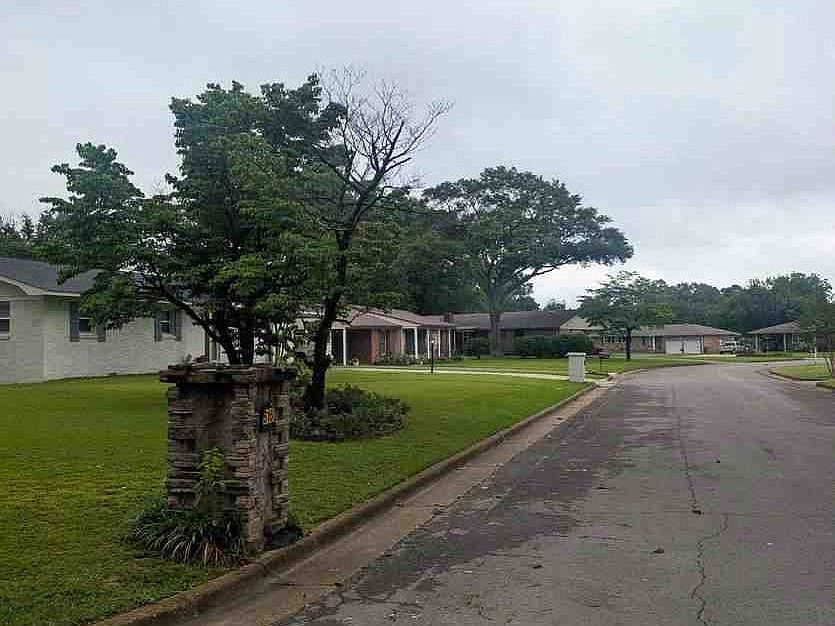 2nd image of 620 Holland Ct SW
