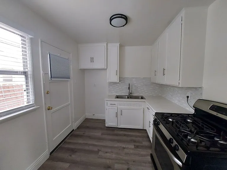 2360 Cedar Ave — Photo 2