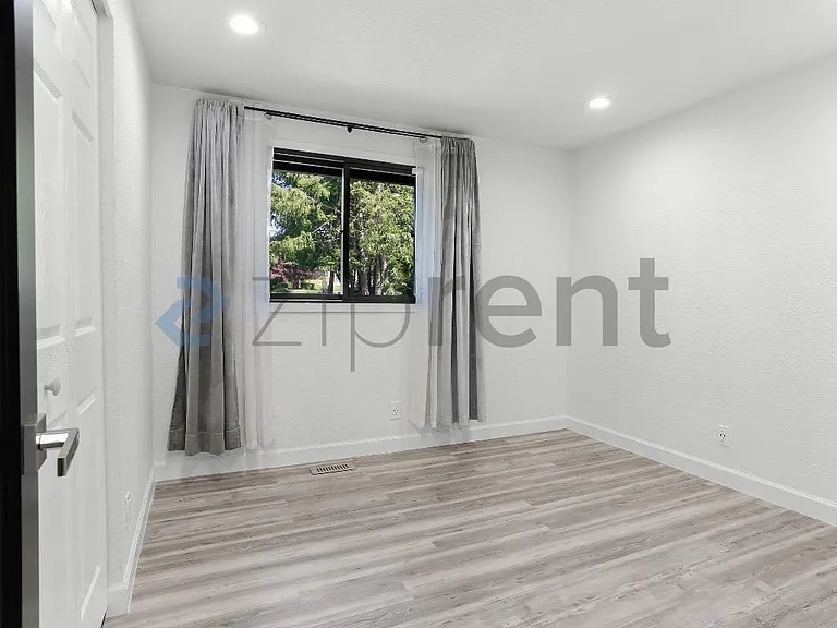 5712 96th St SW — Photo 16