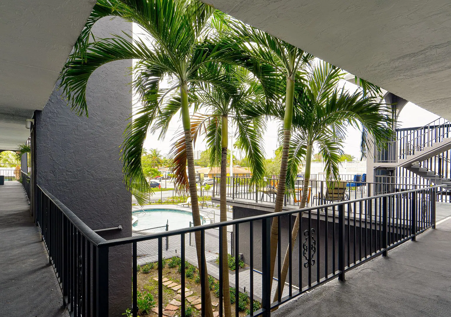 Charming 1-Bedroom Condo Near Downtown & the Beach — Photo 3