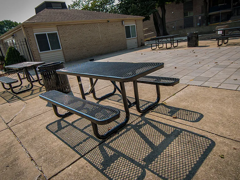 Maplewood Villas Apartments Picnic Area 39