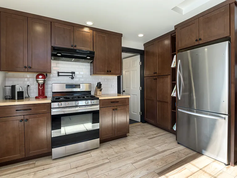 521 E Spruce St — Photo 14