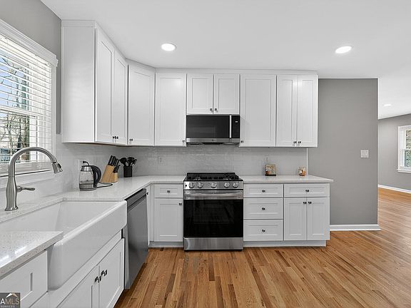 3rd image of 2555 Graywall St