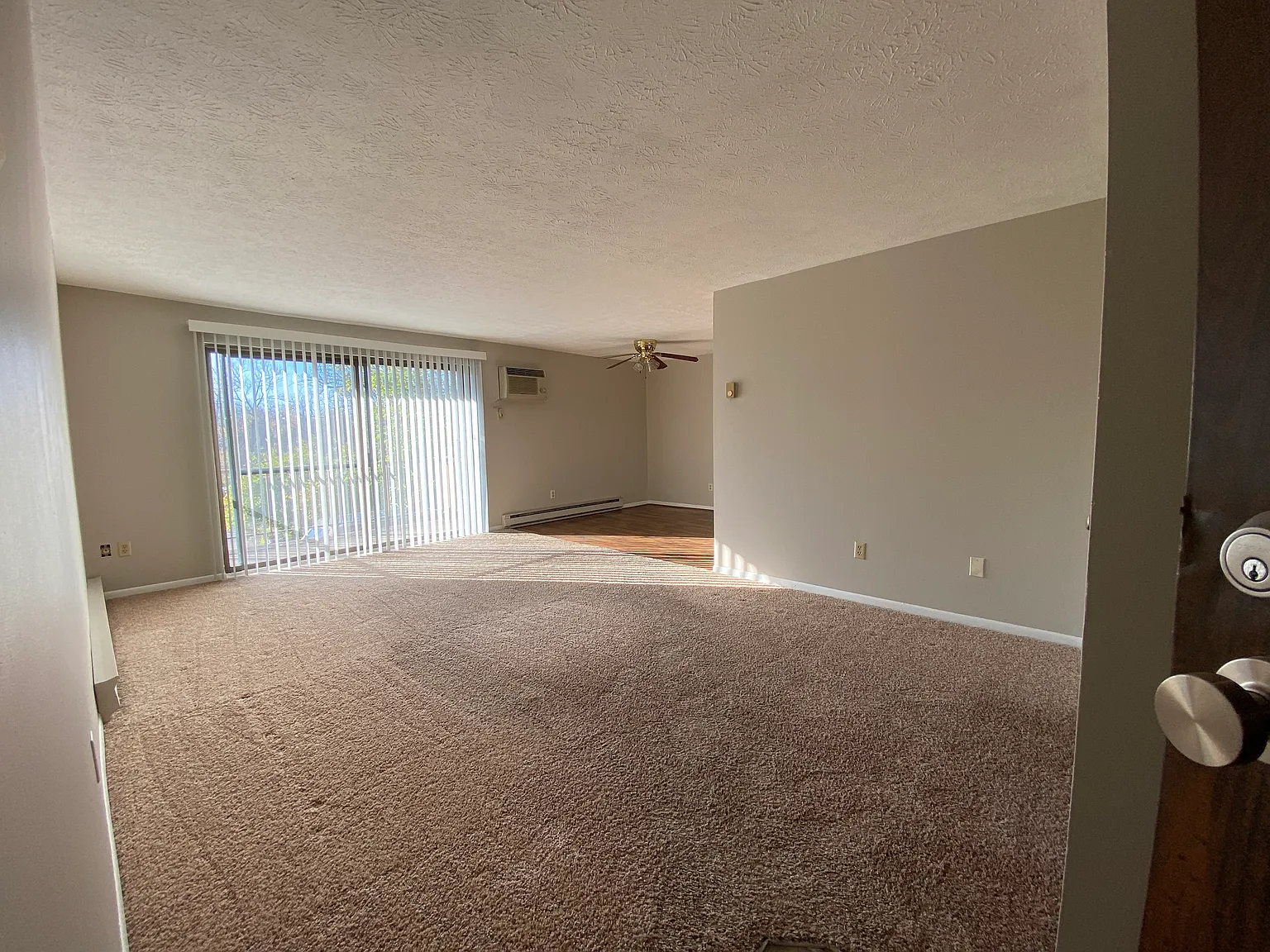 2 bed, 1.5 bath, 987 sqft, $1,050 — Photo 2