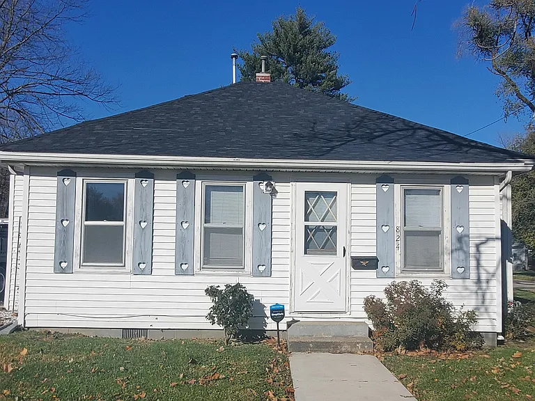 824 E Harris St — Photo 1