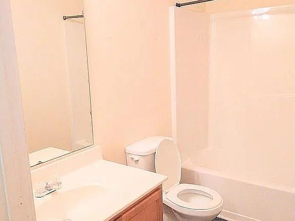 2nd bathroom (upstairs)