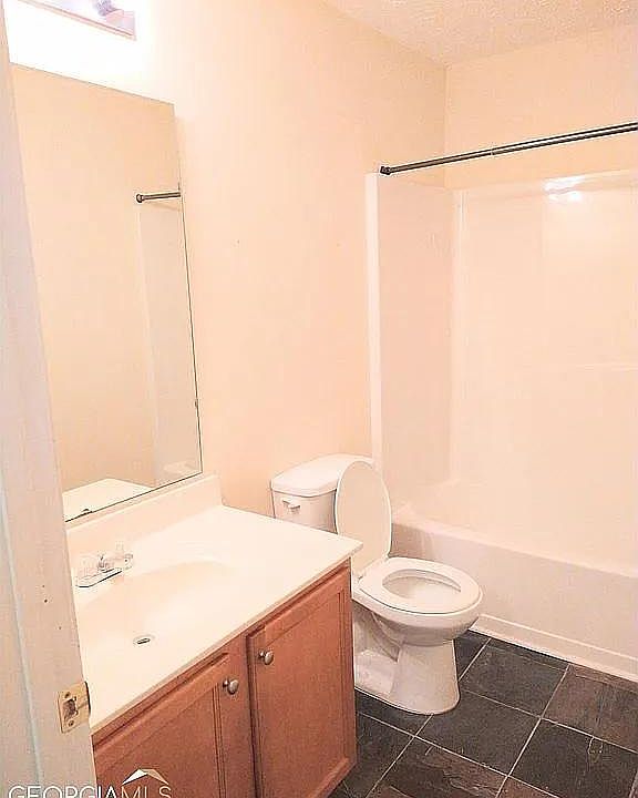 2nd bathroom (upstairs)
