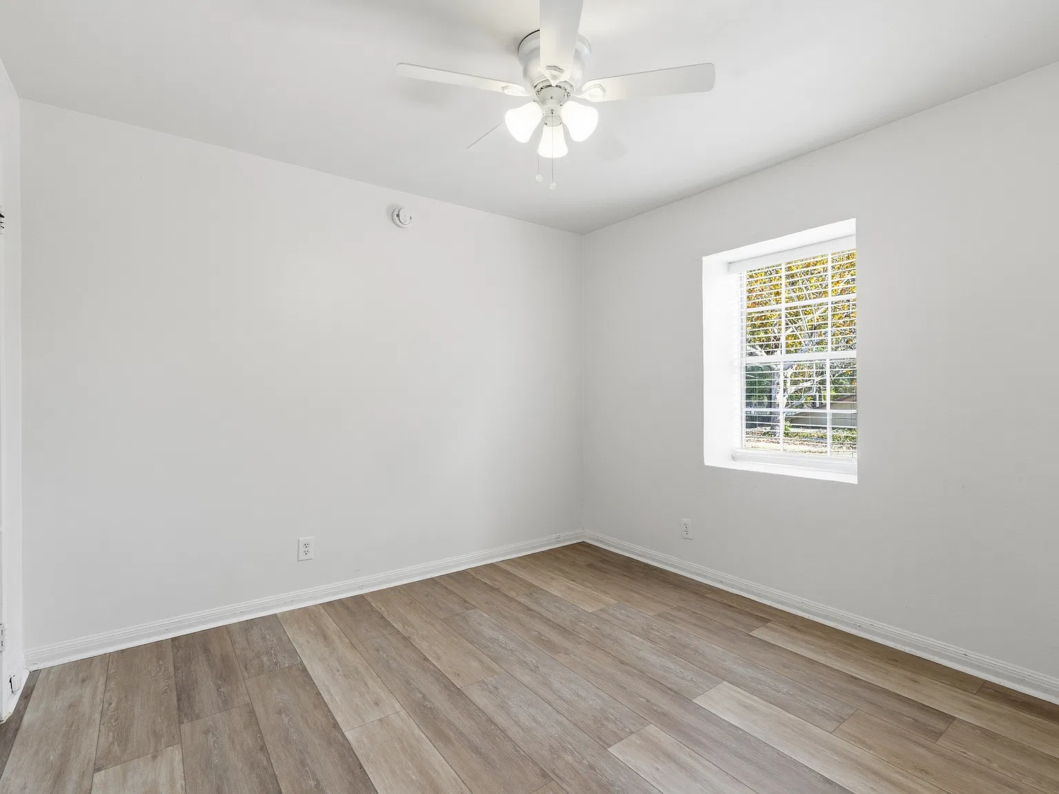 Southern Oaks Apartments - 10 — Photo 4