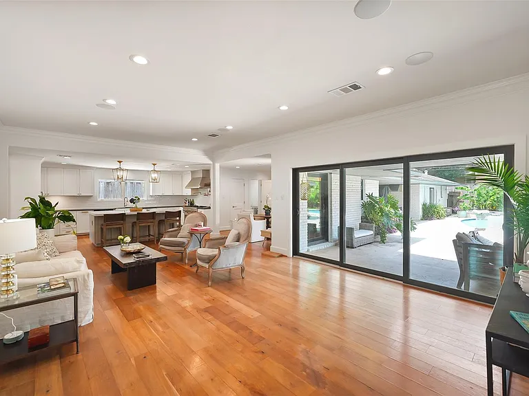 9411 Endicott Ln — Photo 4