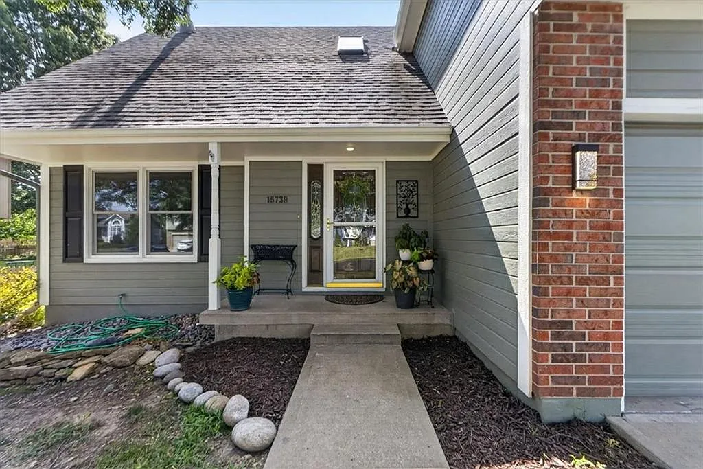 4 bed, 2.5 bath, 2531 sqft, $3,225 — Photo 2