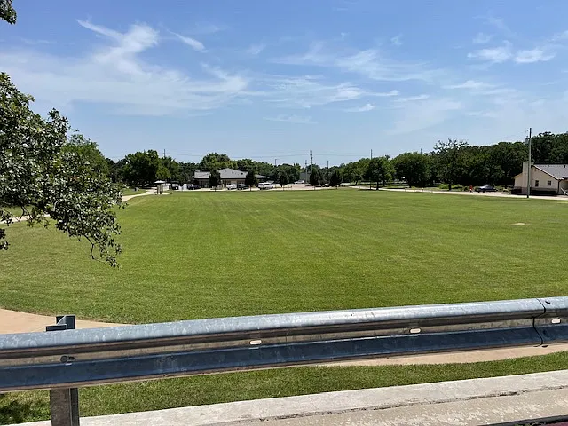 Chisholm Oaks — Photo 18