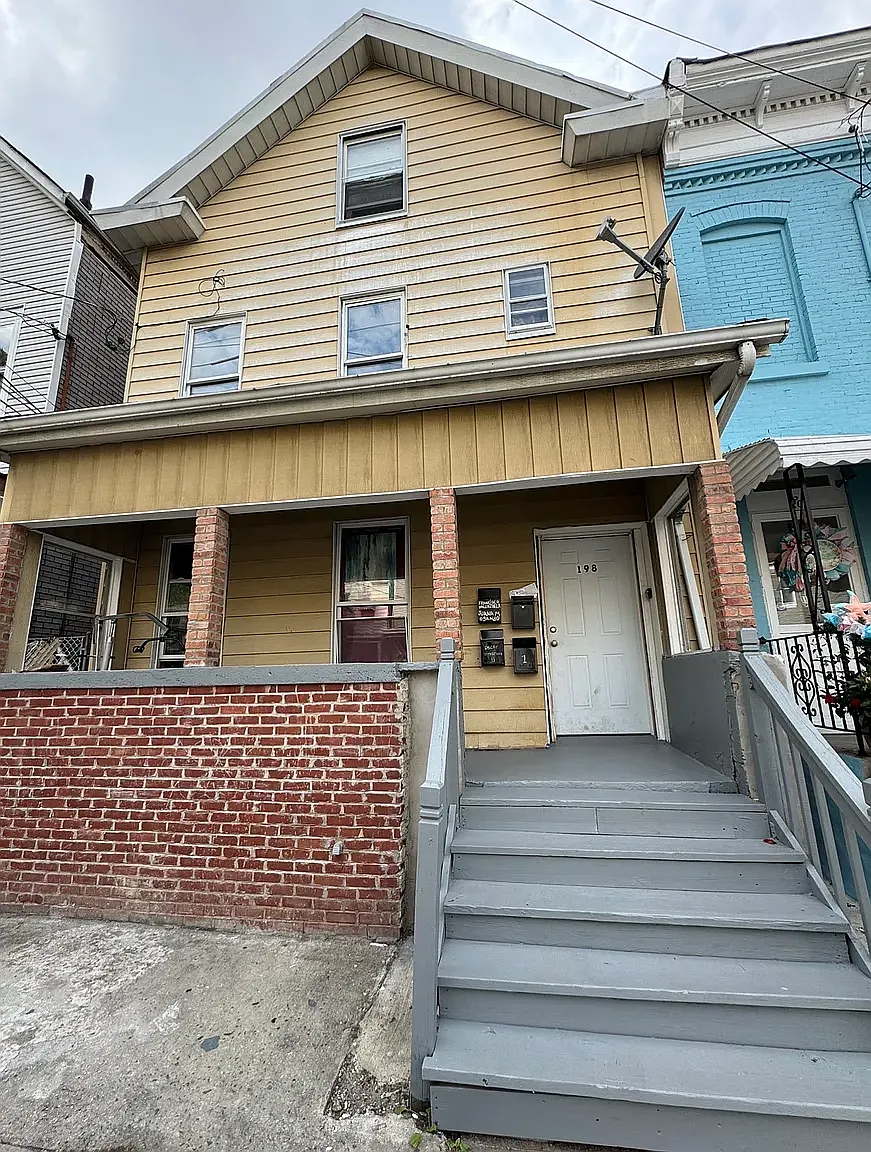 3 bed, $2,100 — Photo 2