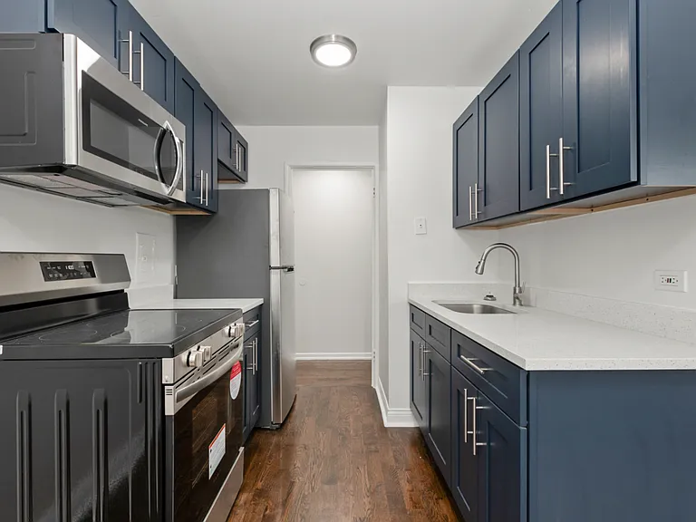 8039 S King Dr — Photo 2
