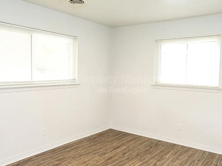 2027 Lee St — Photo 7