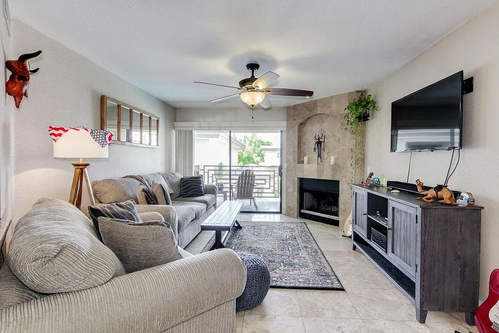 2 bed, 1149 sqft, $2,050 — Photo 3