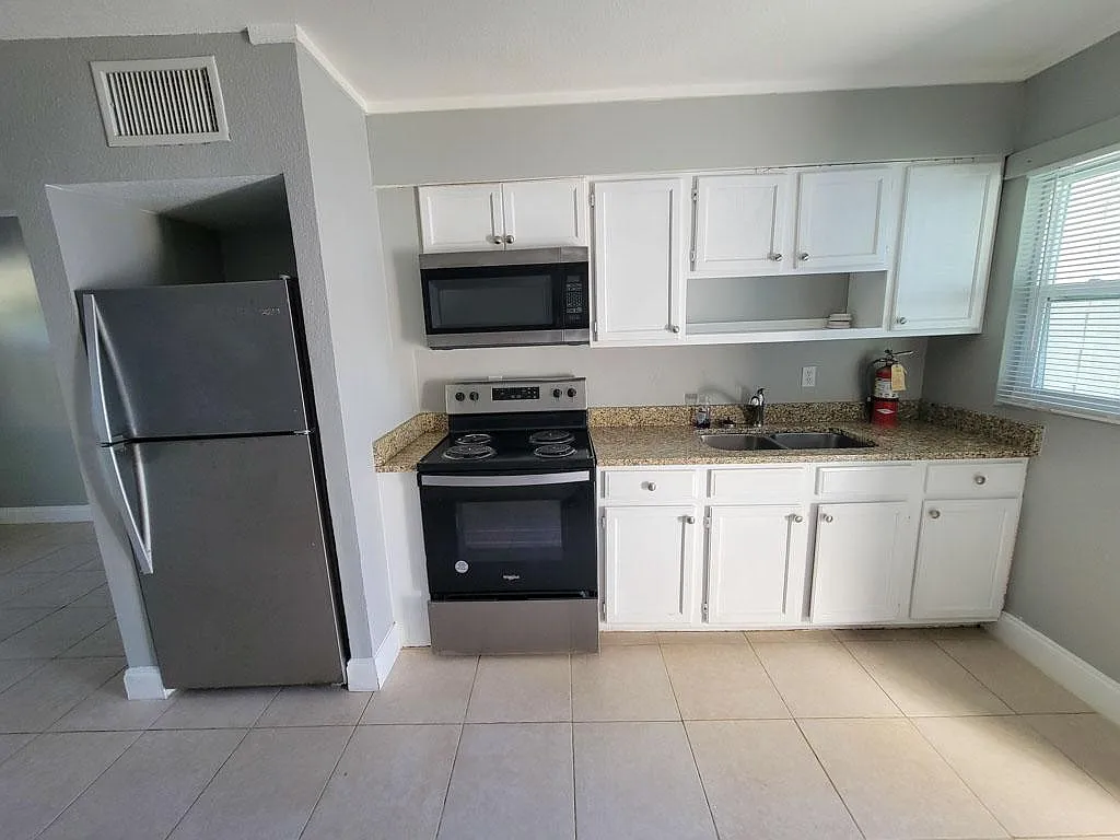 819 N Chester St - B — Photo 2