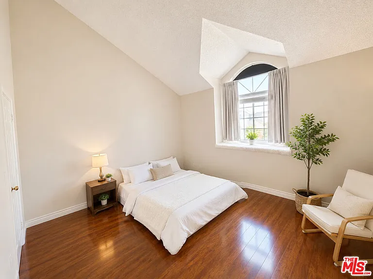 8950 Serapis Ave #10 — Photo 7