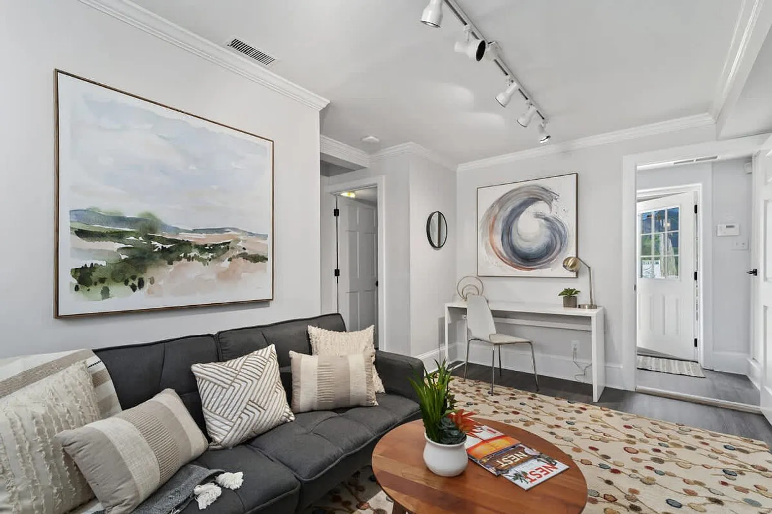 1 bed, 1.0 bath, 344 sqft, $1,284 — Photo 2