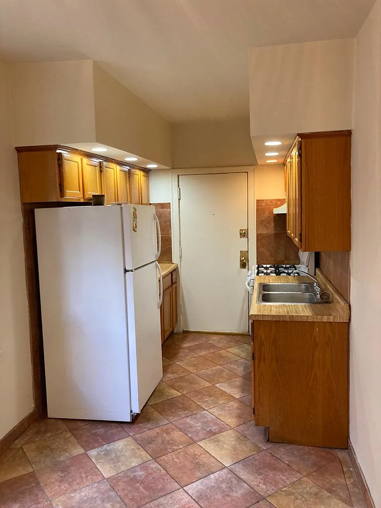 8149 S Maryland Ave — Photo 4