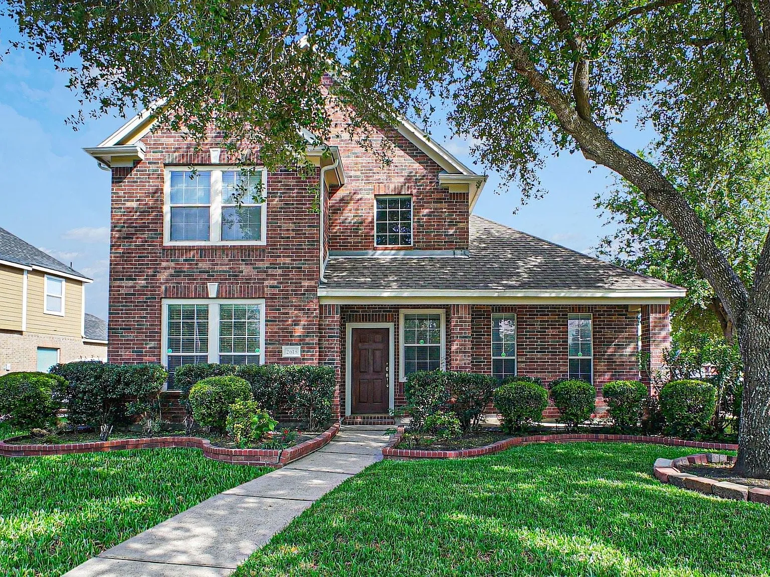 4 bed, 2.5 bath, 2433 sqft, $2,400 — Photo 2