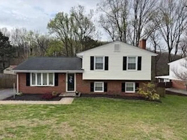 1740 Parker Ln, Vinton, VA 24179