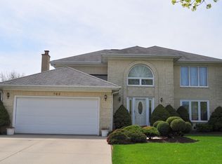 703 Harvest Ln, Mount Prospect, IL 60056