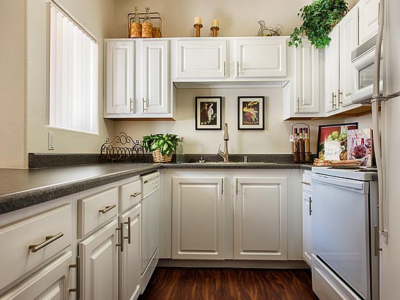 Sand Palm (1bdrm) fully-appointed kitchen