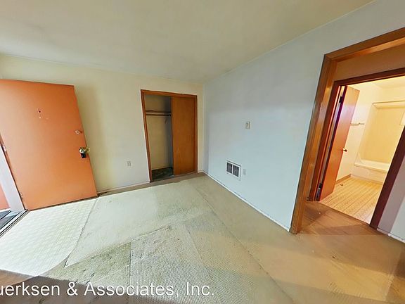 4th image of 960 NW Cleveland Ave #10