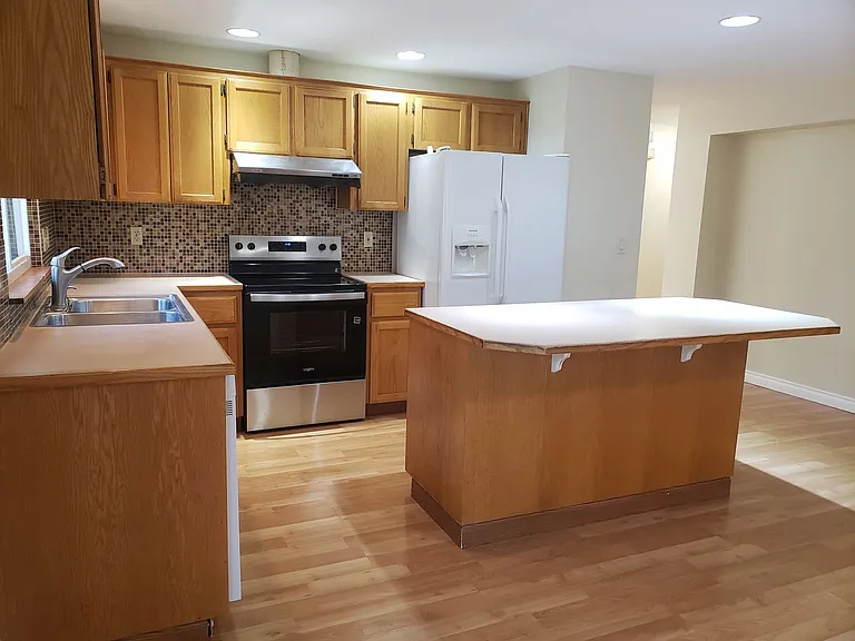 212 NE 175th Ave — Photo 11