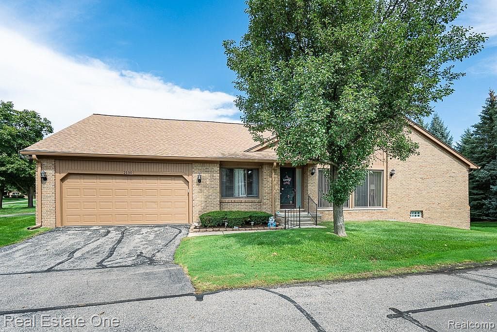 2130 London Bridge Dr, Rochester, MI 48307