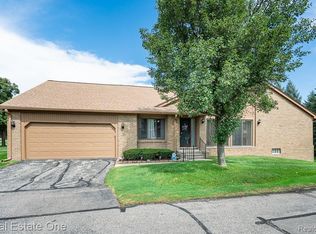 2130 London Bridge Dr, Rochester, MI 48307