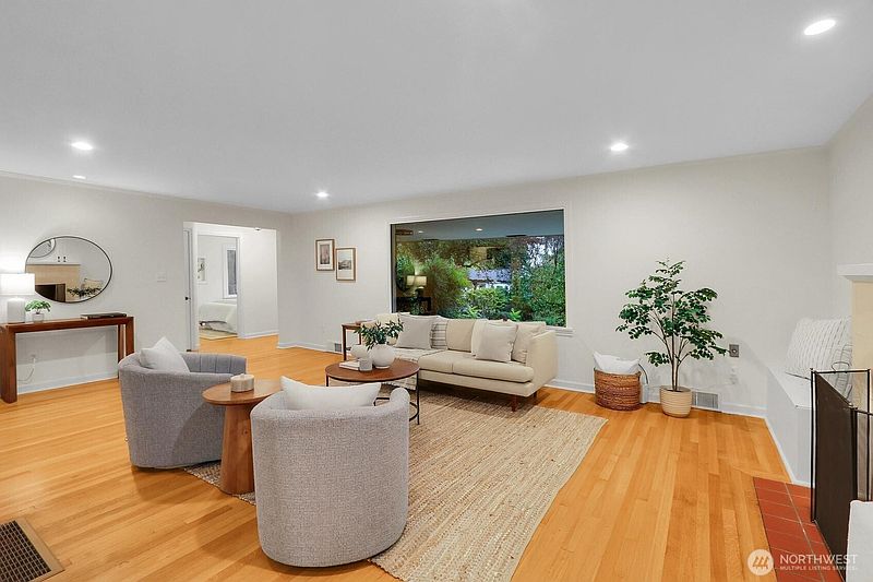 5th image of 10527 23rd Avenue NE
