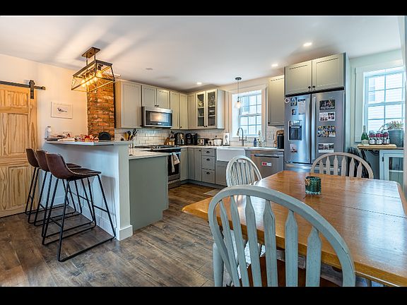 3rd image of 126 Hill St #1