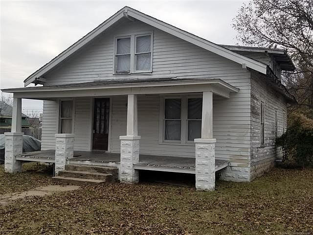 2nd image of 214 E Fort Worth St S
