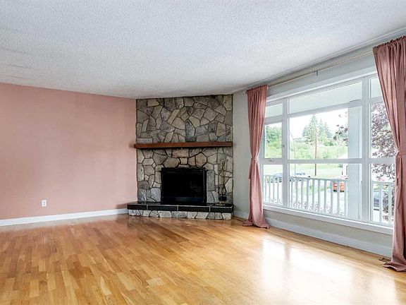 3rd image of 7 N Lake Sylvan Close SE