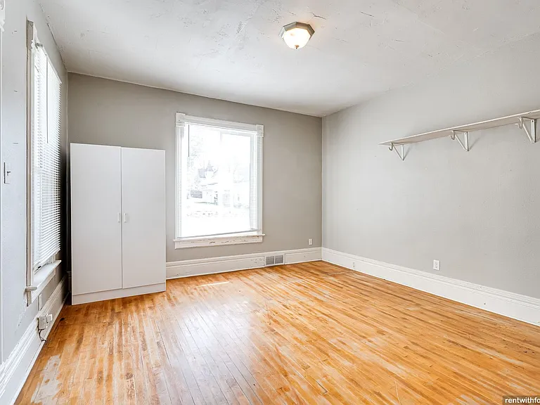 218 E. 8th St. — Photo 5