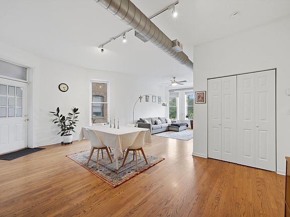 3rd image of 1048 W Foster Ave #E