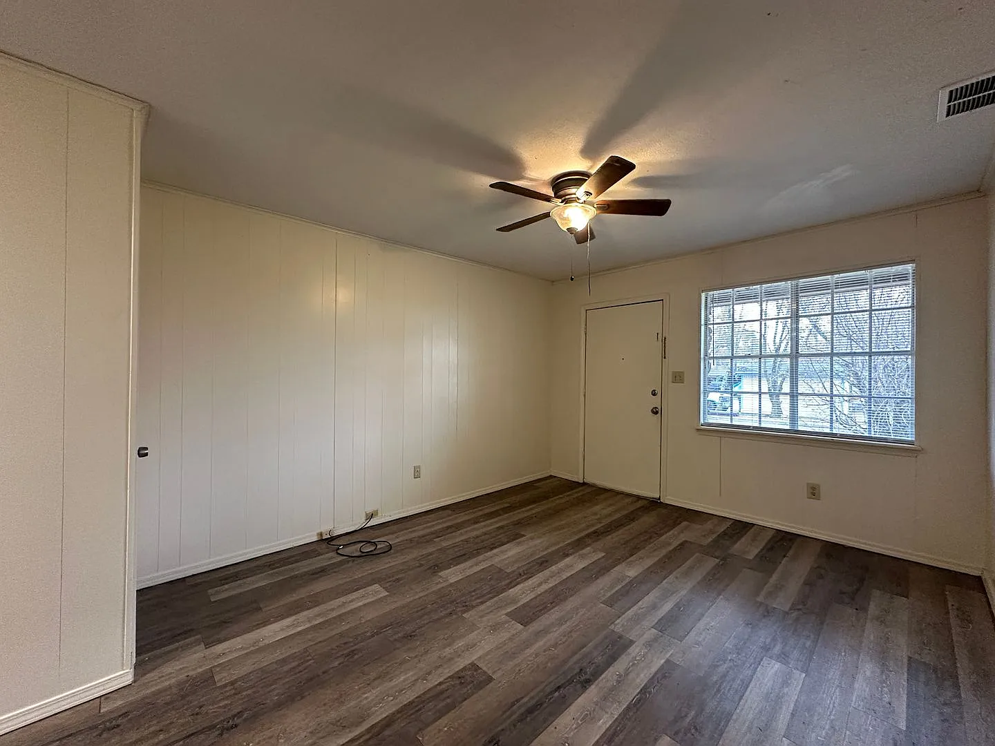 Charming Duplex Living: Cozy 2 Bed, 1 Bath with a Carport - Lawn Care Provided/Water Paid! — Photo 2