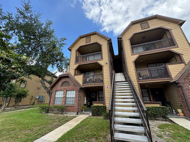 390 Lake Placid Ct #303 — Photo 3
