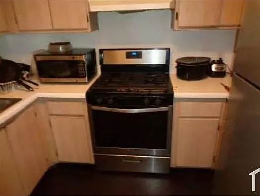 1221 W 29th St