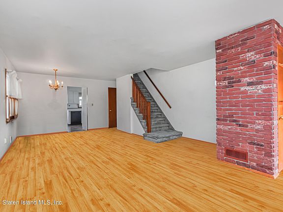 4th image of 21 Scarsdale St