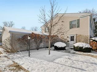 102 Fox Hill Ln, Elyria, OH 44035