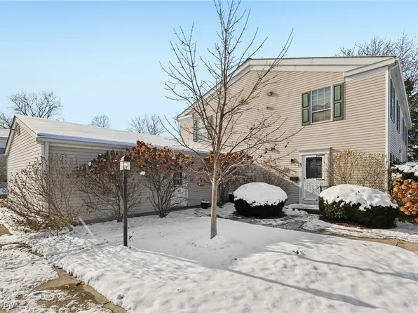 102 Fox Hill Ln, Elyria, OH 44035