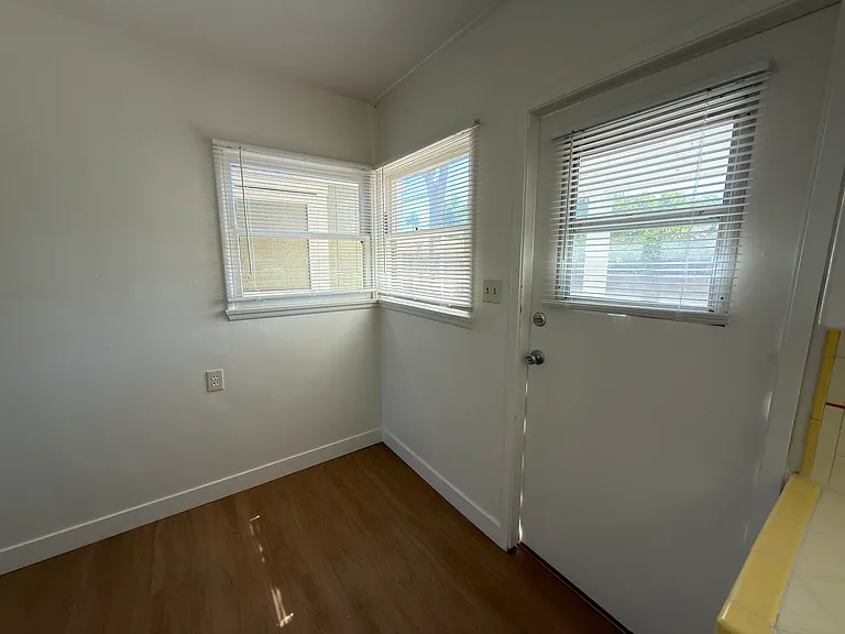 324 S Clark St #324 — Photo 8