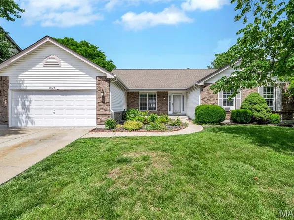 1828 Chateau Du Mont Dr, Florissant, MO 63031